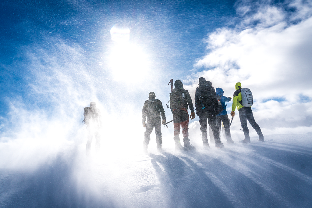groep kijkend naar de zon met sneeuw