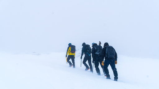 Hike op besneeuwde berg