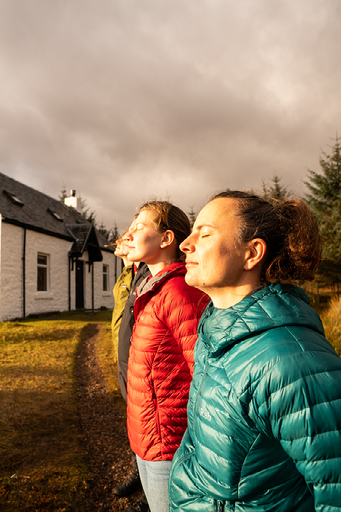 Wandelaars genietend van de zon in hun gezicht
