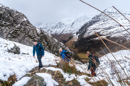 wandelen langs pad op berg
