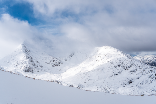 Uitzicht bergen met wolken en sneeuw