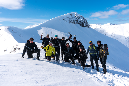 Groepsfoto op besneeuwde berg