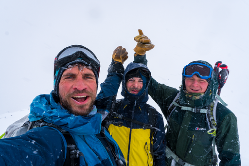 Drie vierende bergbeklimmers
