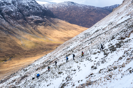 Wandelaars tijdens afdaling berg