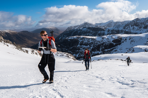wandelaars op sneeuw achtergrond berg