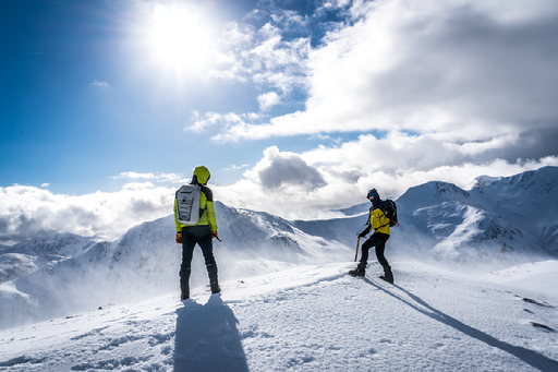 Uitzicht bergen met twee wandelaars