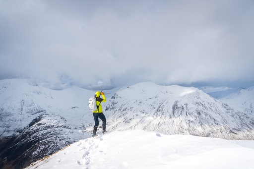 wandelaar kijkt uit over bergen