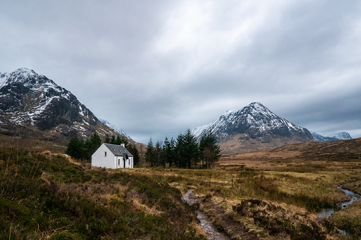 huisje op heide, achtergrond berg