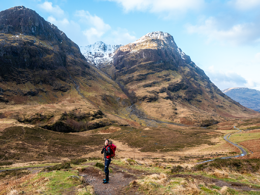 Wandelaar onderaan berg