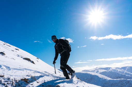 wandelaar op besneeuwde berg