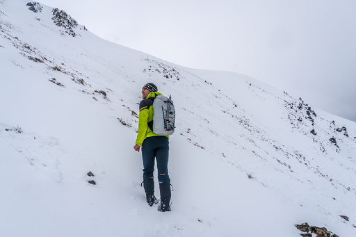 Wandelaar op berg met sneeuw