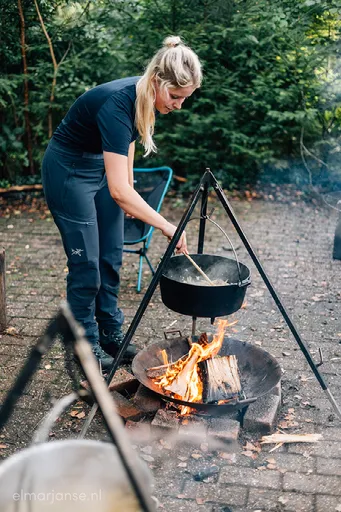 koken boven vuur vrouw