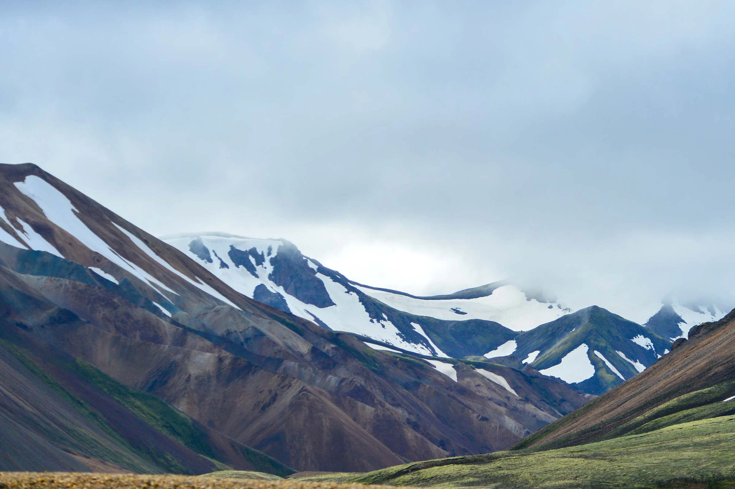 Besneeuwde berghellingen met scherpe pieken