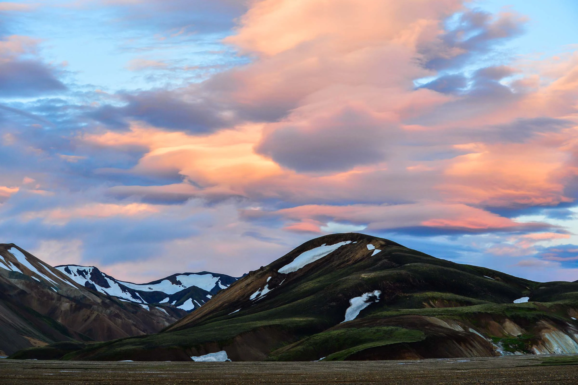 Bergen bij zonsondergang met wolken