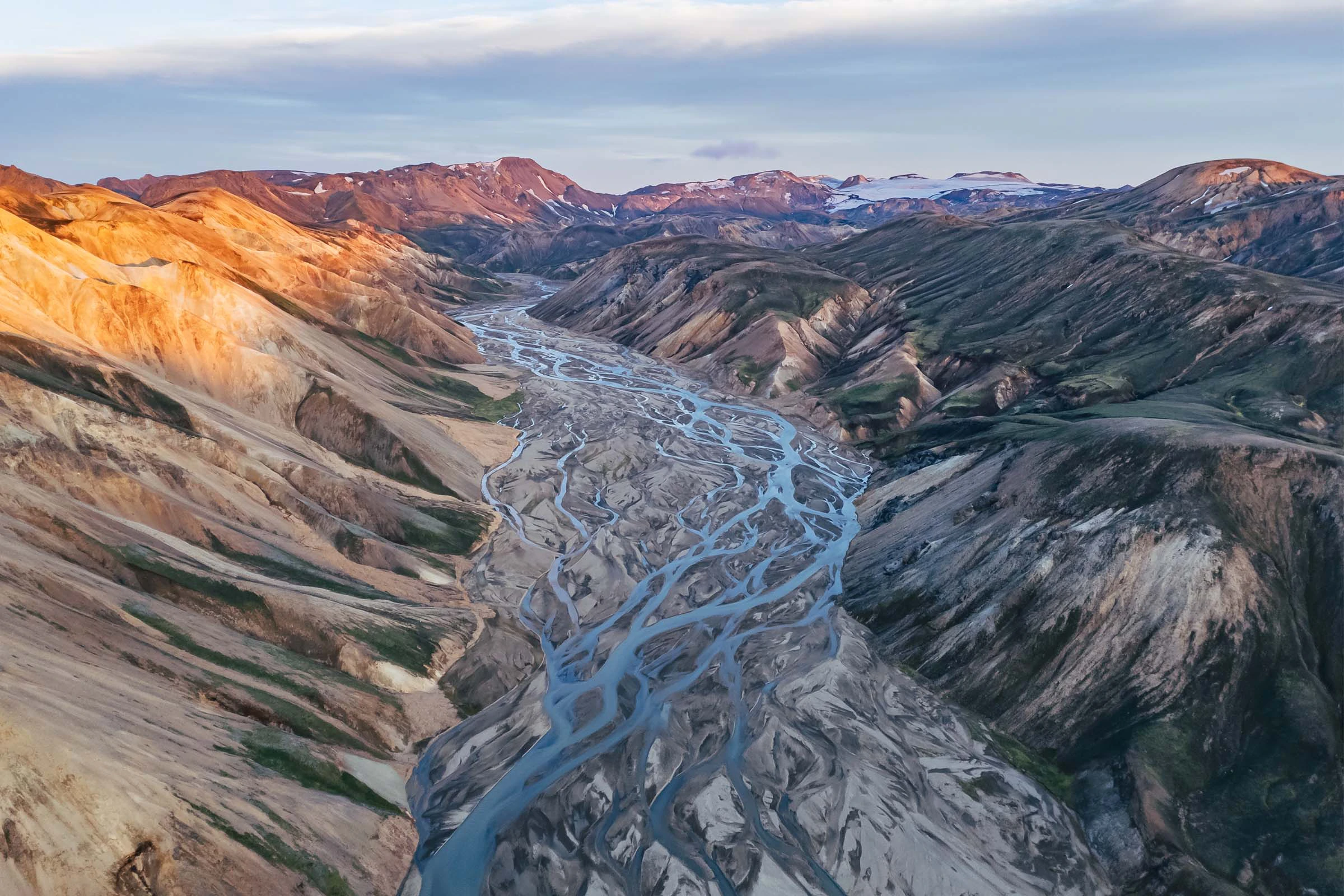 Luchtfoto van grillige bergkammen met rivieren