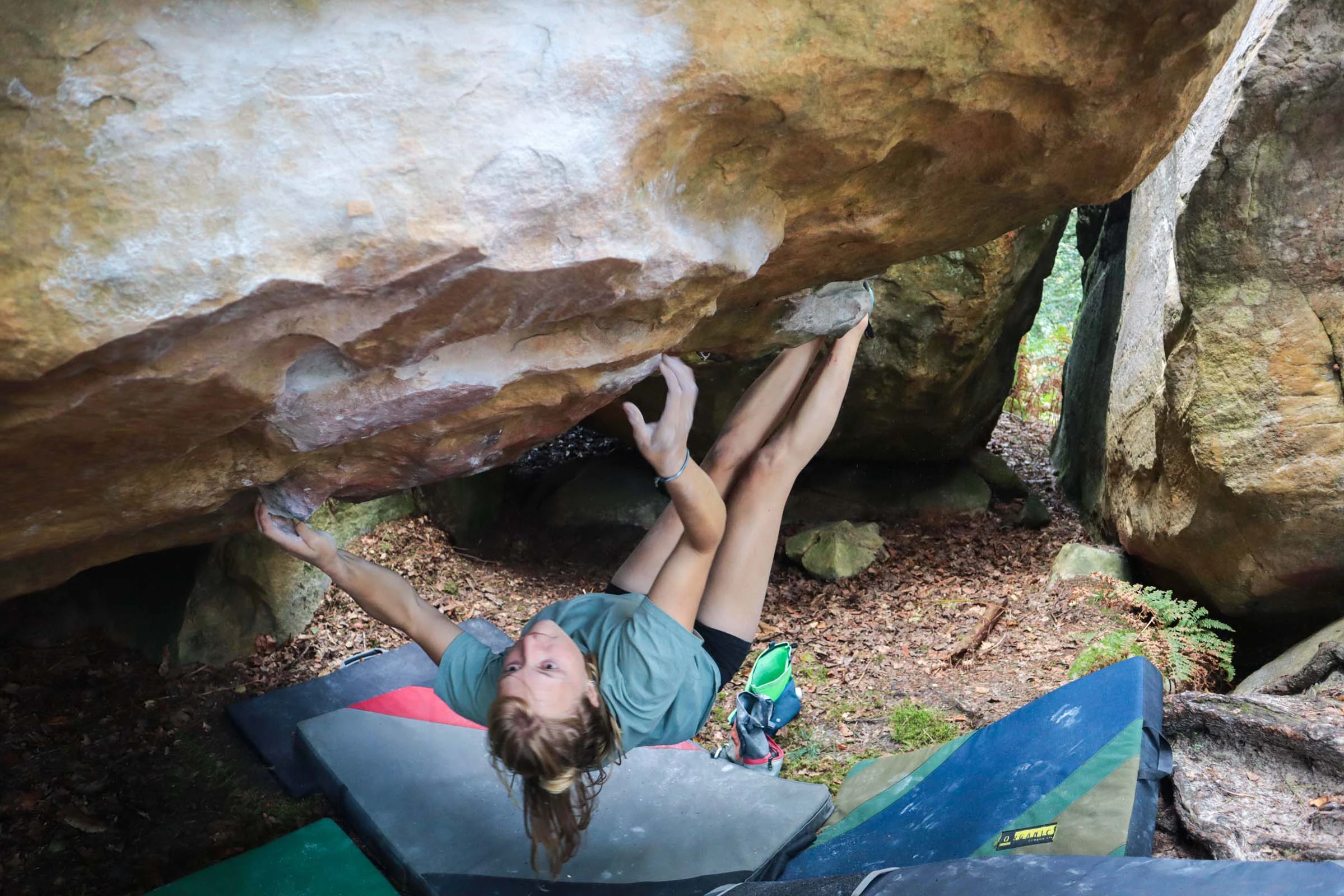 Bergmeer tussen steile hellingen
