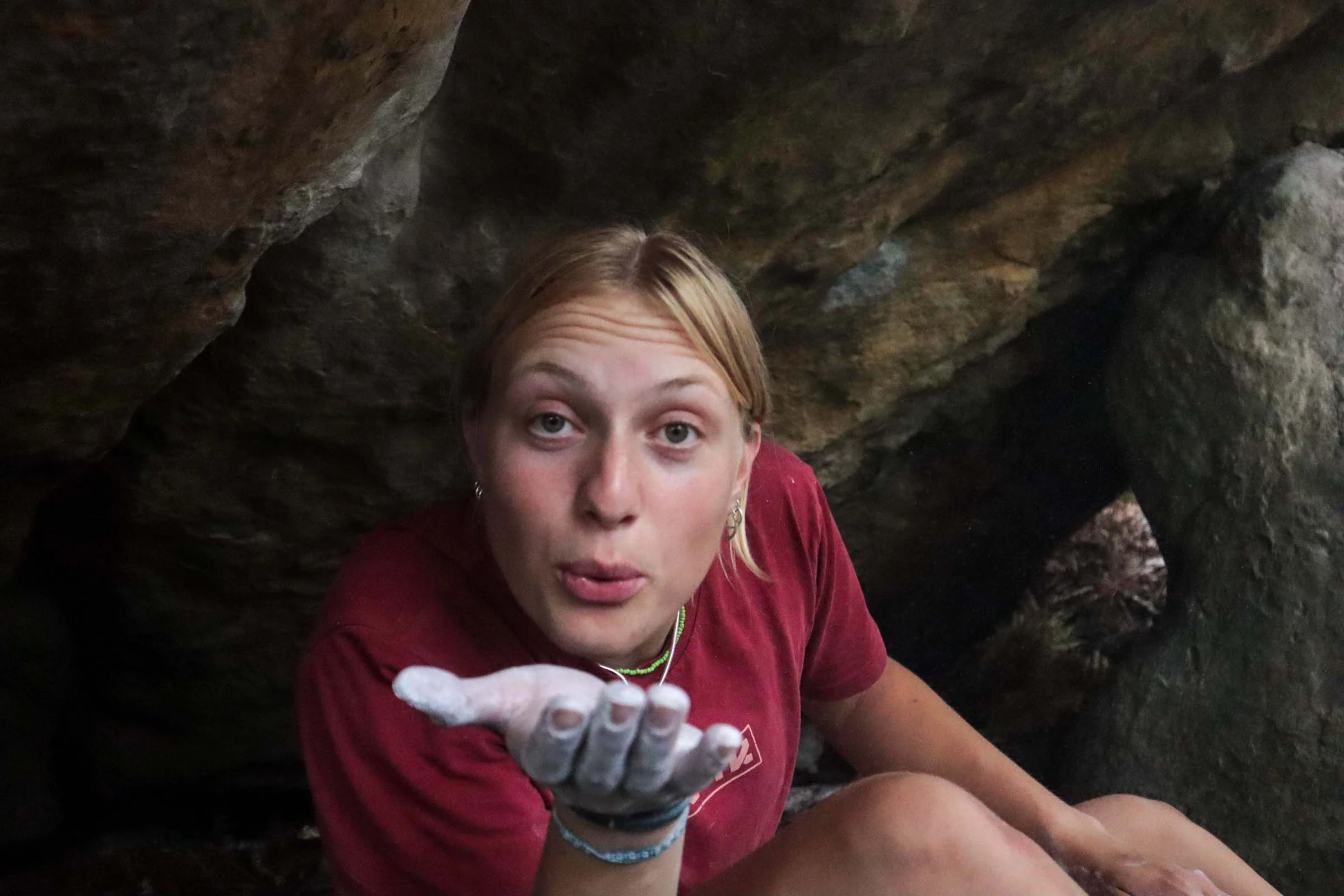 Vrouw die magnesium van haar hand blaast
