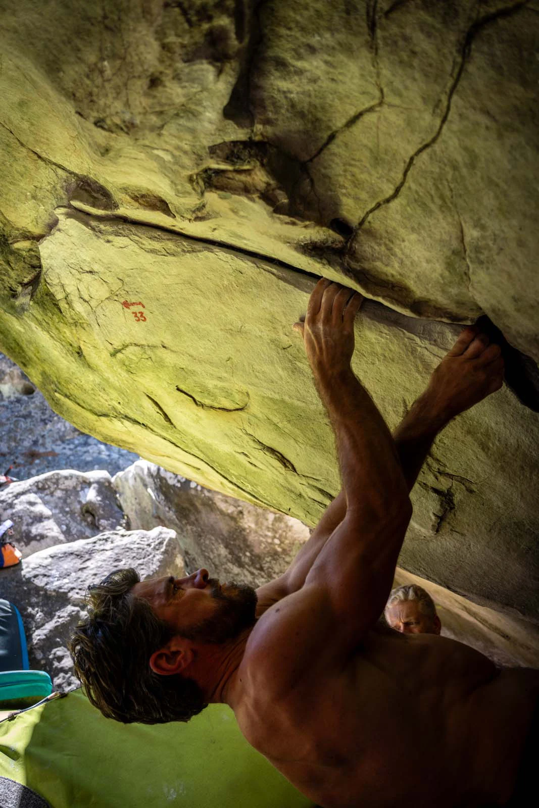 Klimmer onder een overhangende rots