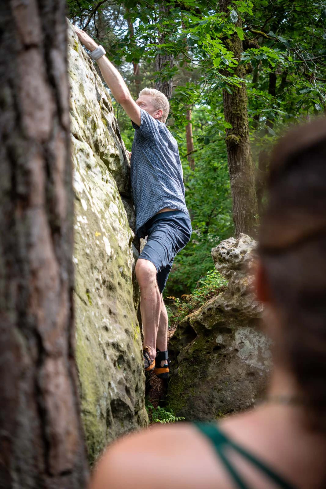 Klimmer die recht omhoog klimt in een smalle kloof