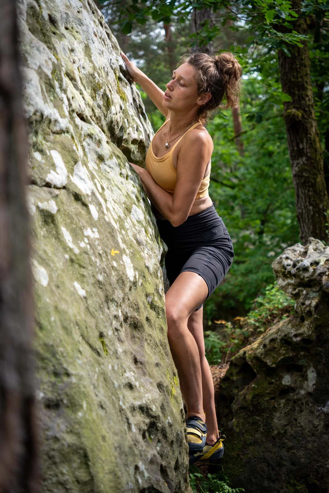 Klimster in een smalle doorgang tussen rotsen