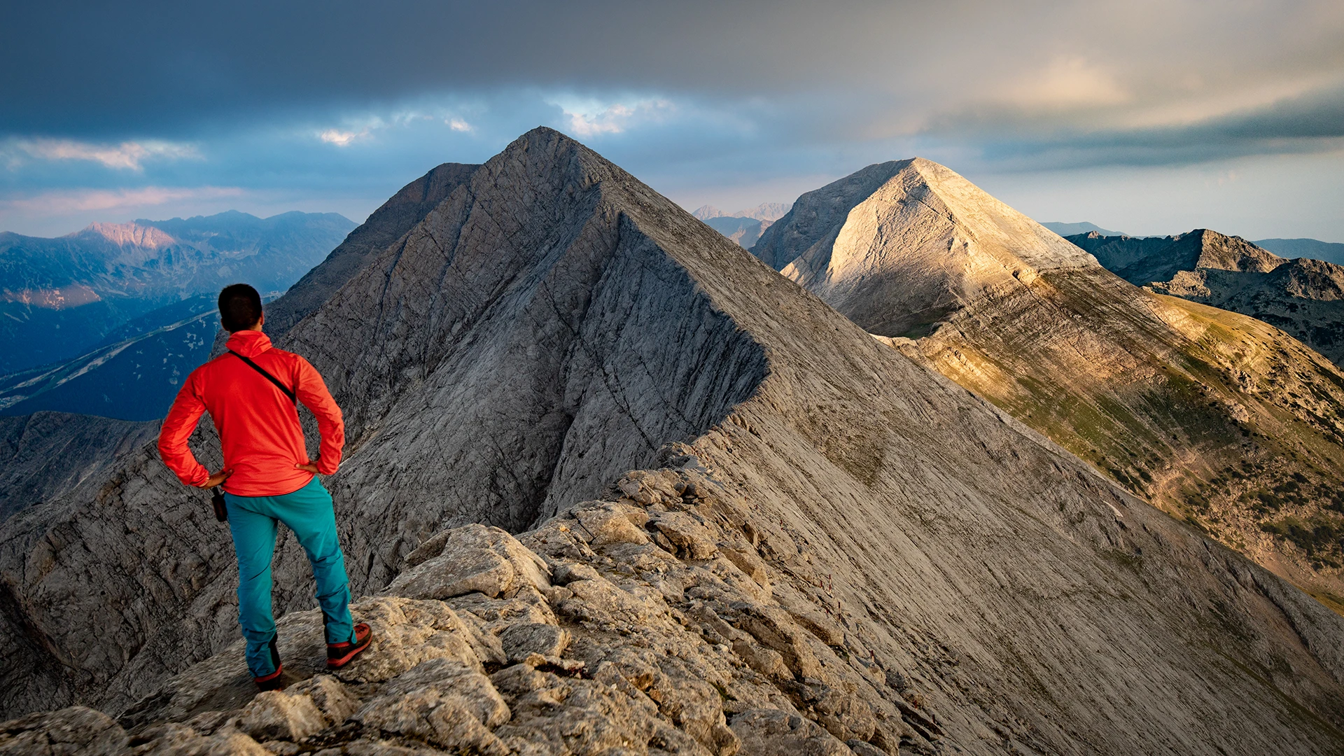 Klimster aan een grote boulder in een woestijnachtig gebied