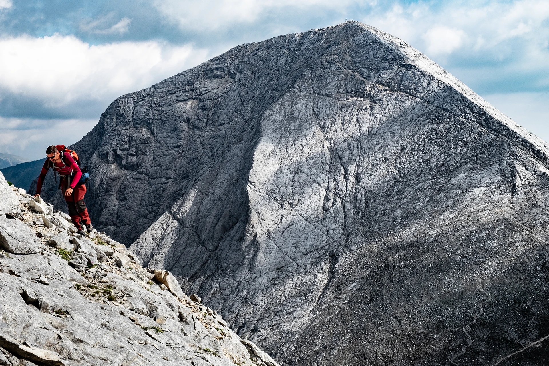Bergkam verlicht door avondzon