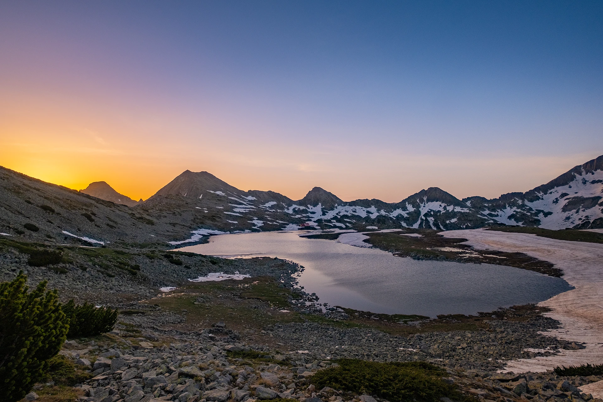Klimmers op een rotsige bergtop