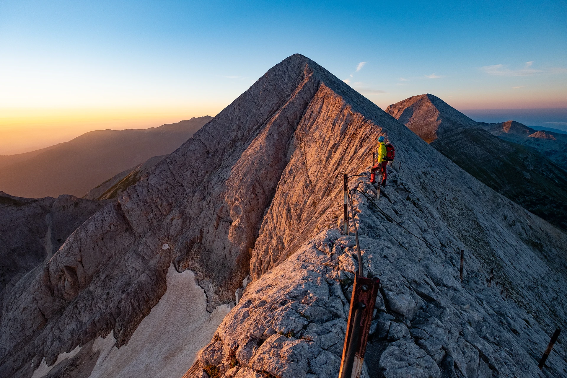 Grijze bergwand met diepe schaduwen