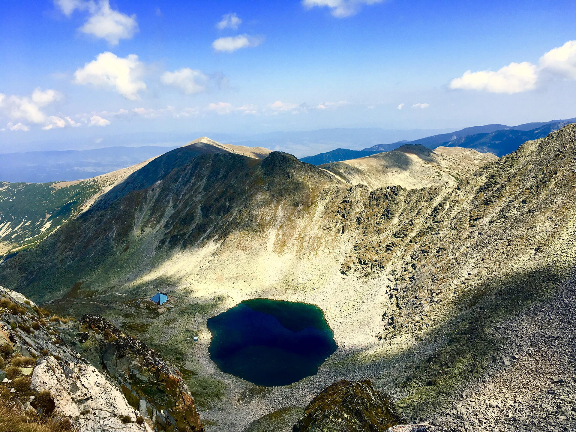 Berglandschap met lage zon