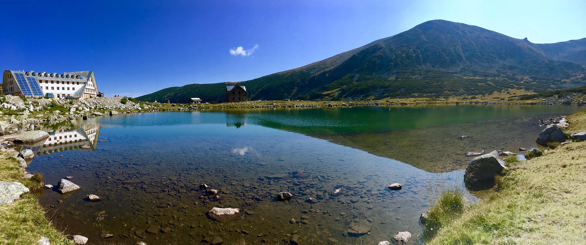 Rotsige bergkam in warm avondlicht