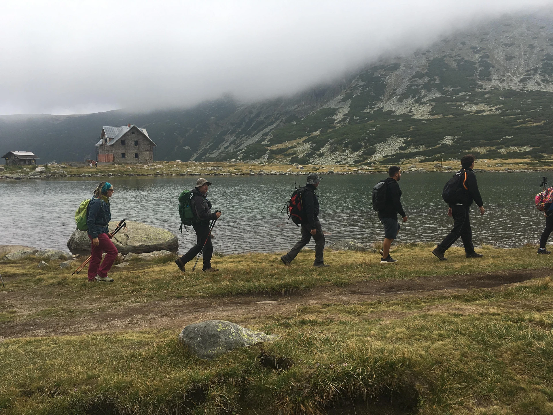 Kratermeer in zonnig berggebied