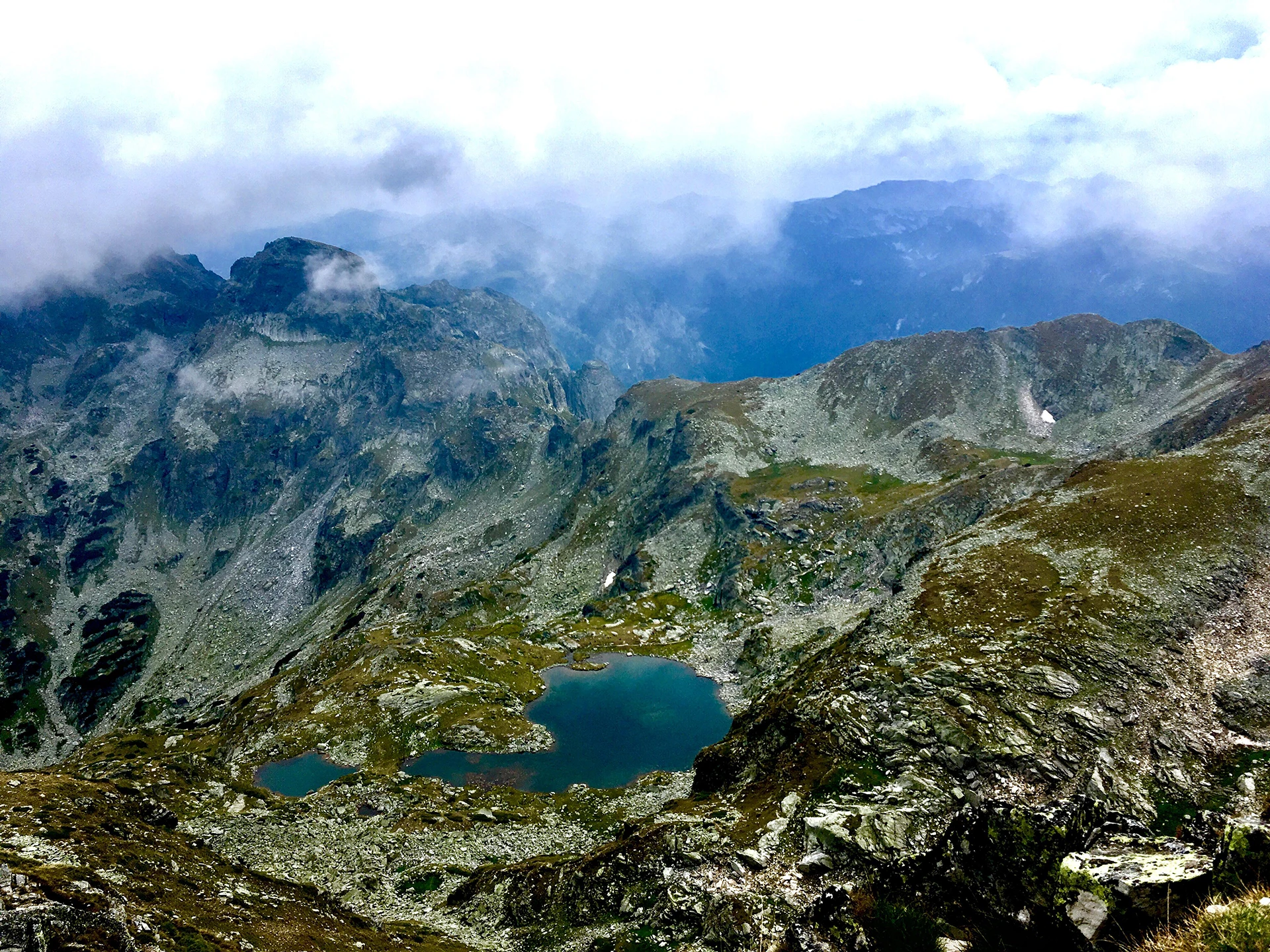 Helder bergmeer met vlak water