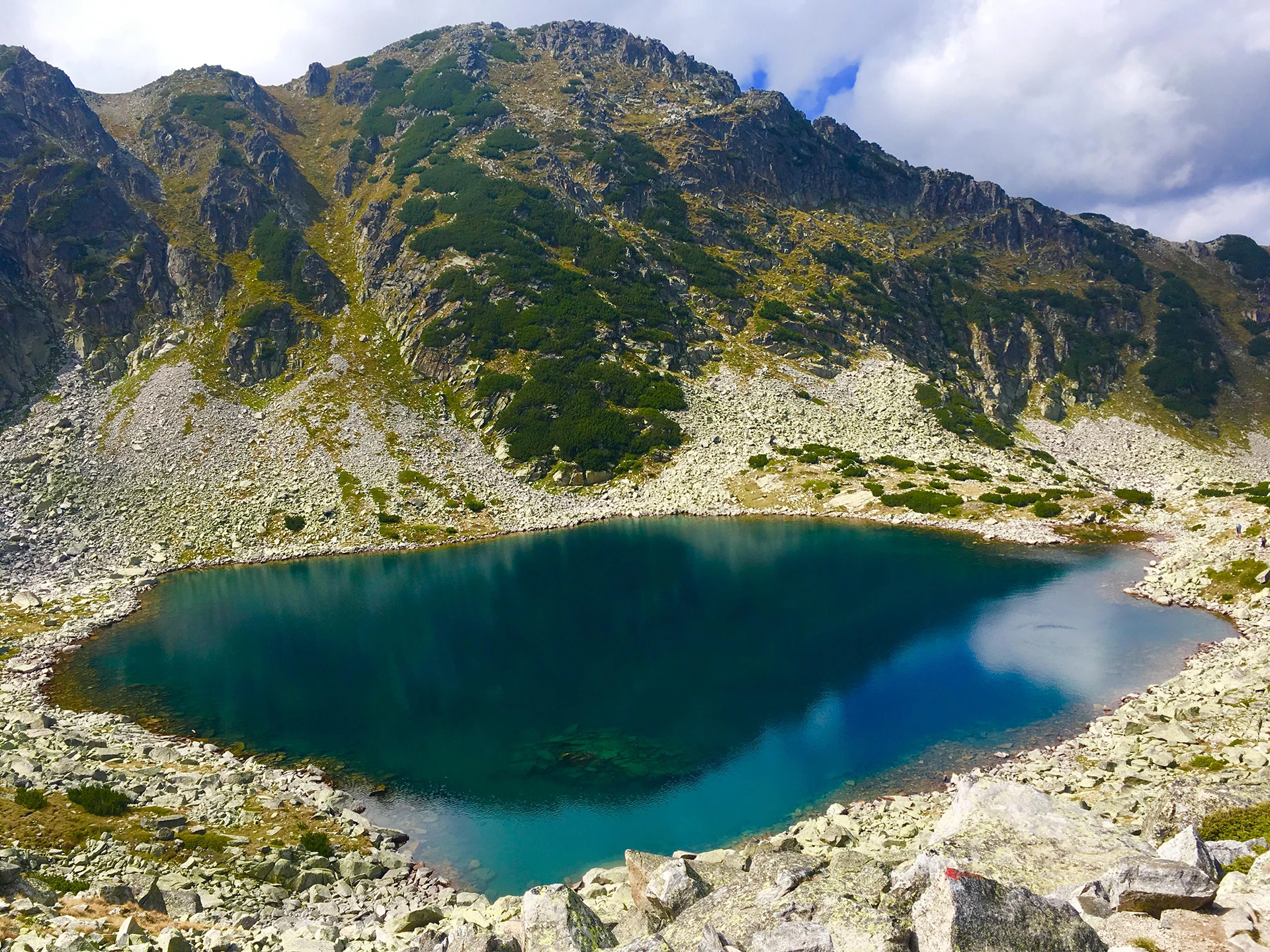 Wandelaars in een berglandschap