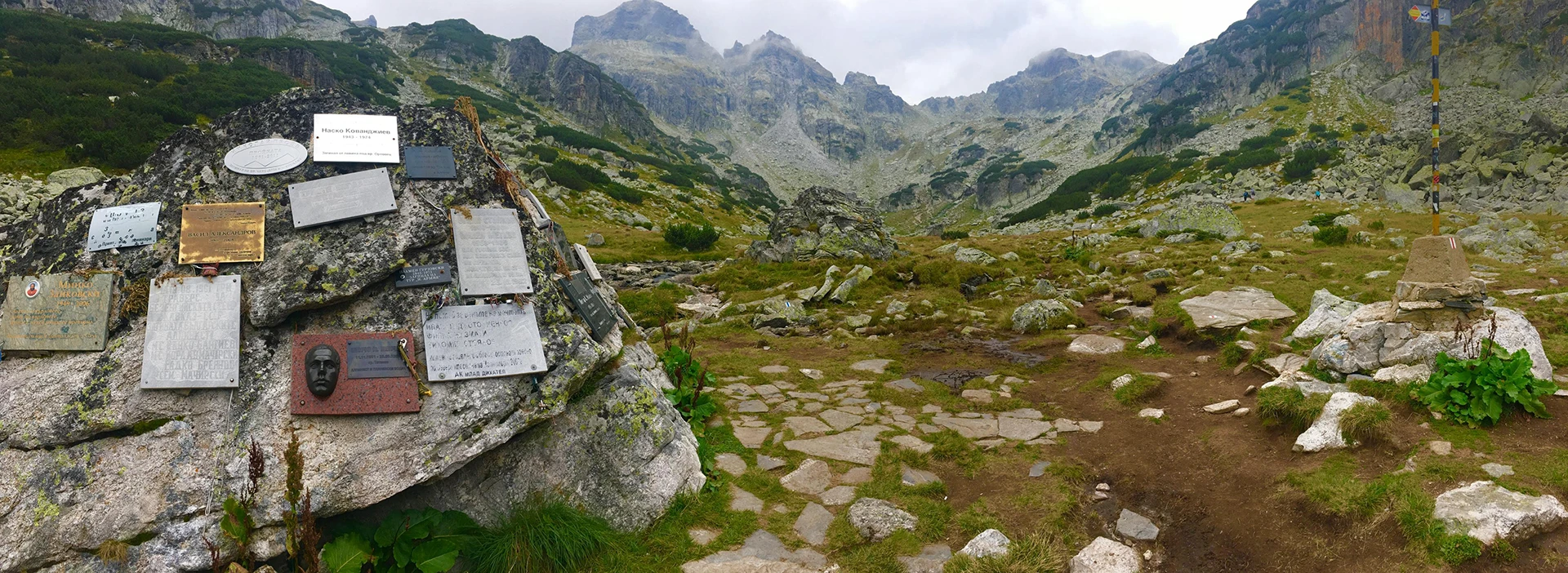 Bergmeer omringd door mistige toppen