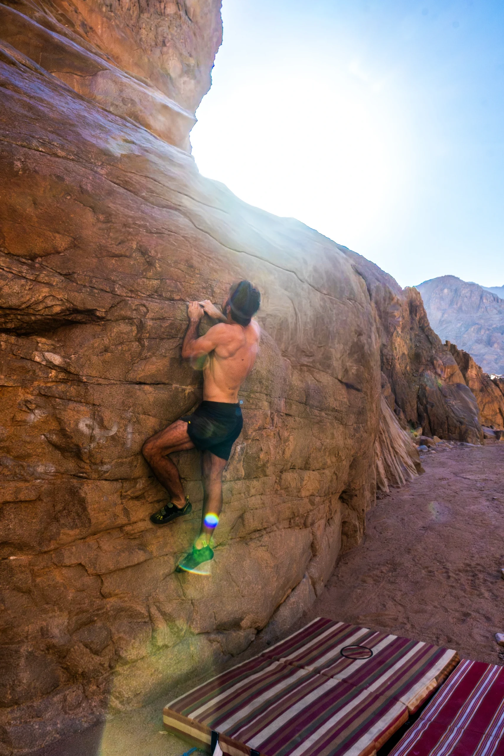 Klimmer hangt aan een steile zandsteenwand
