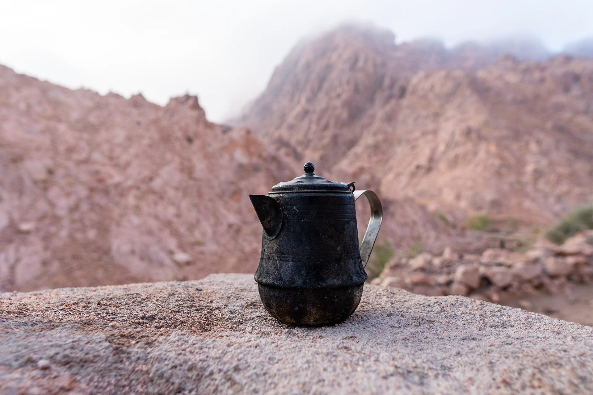 Metalen koffiepot op hete stenen