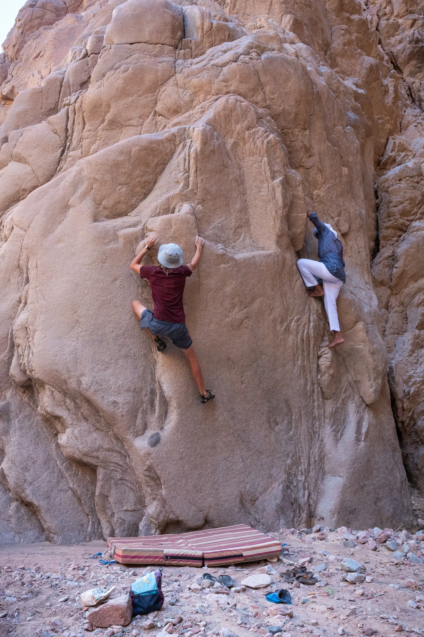 Klimmer klimt tegen een gladde zandstenen wand