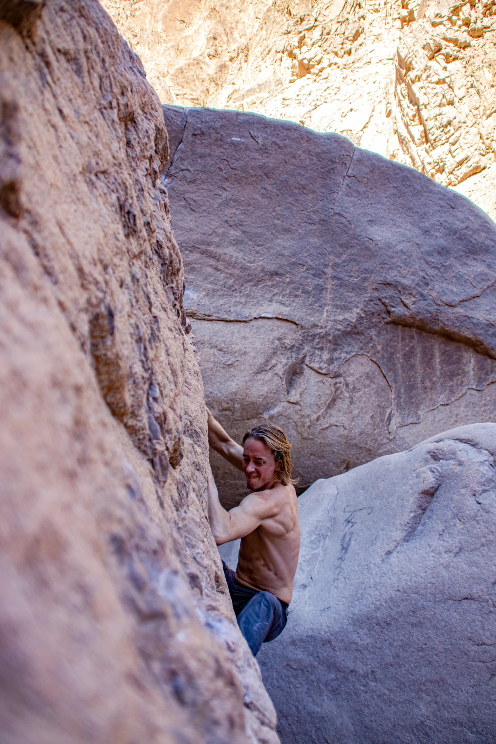 mannelijke klimmer op rots