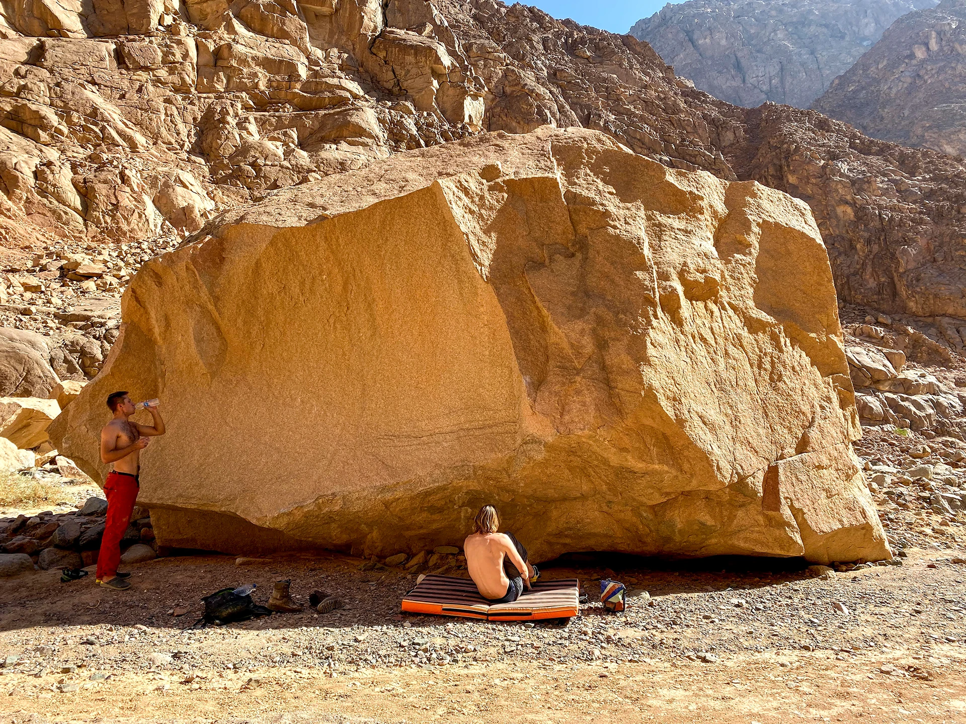Klimster die balanceert op een slackline op een zandvlakte
