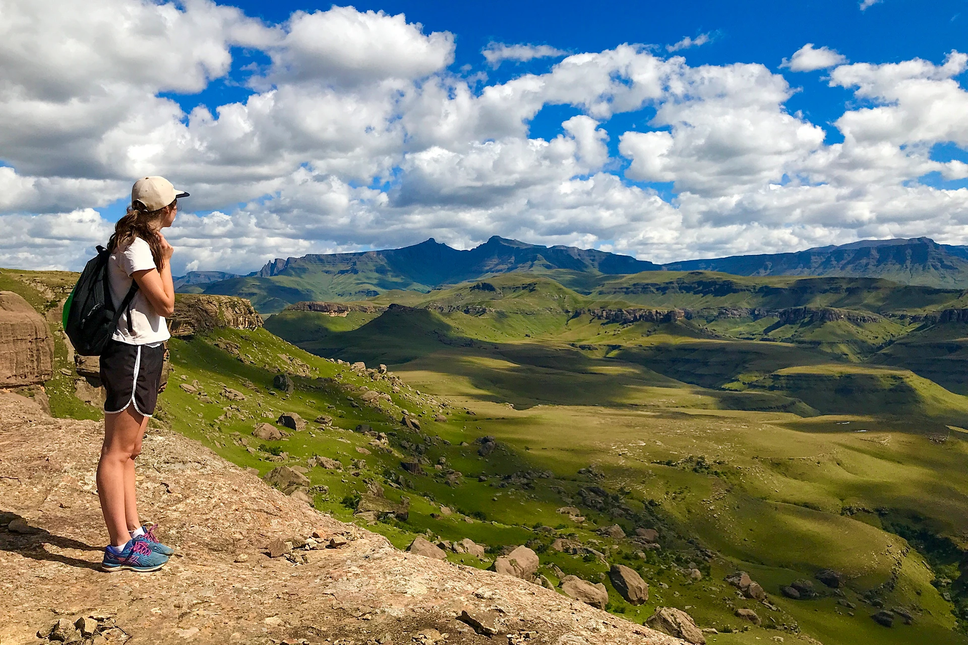 Wandelaar in zonlicht tussen hoge bomen