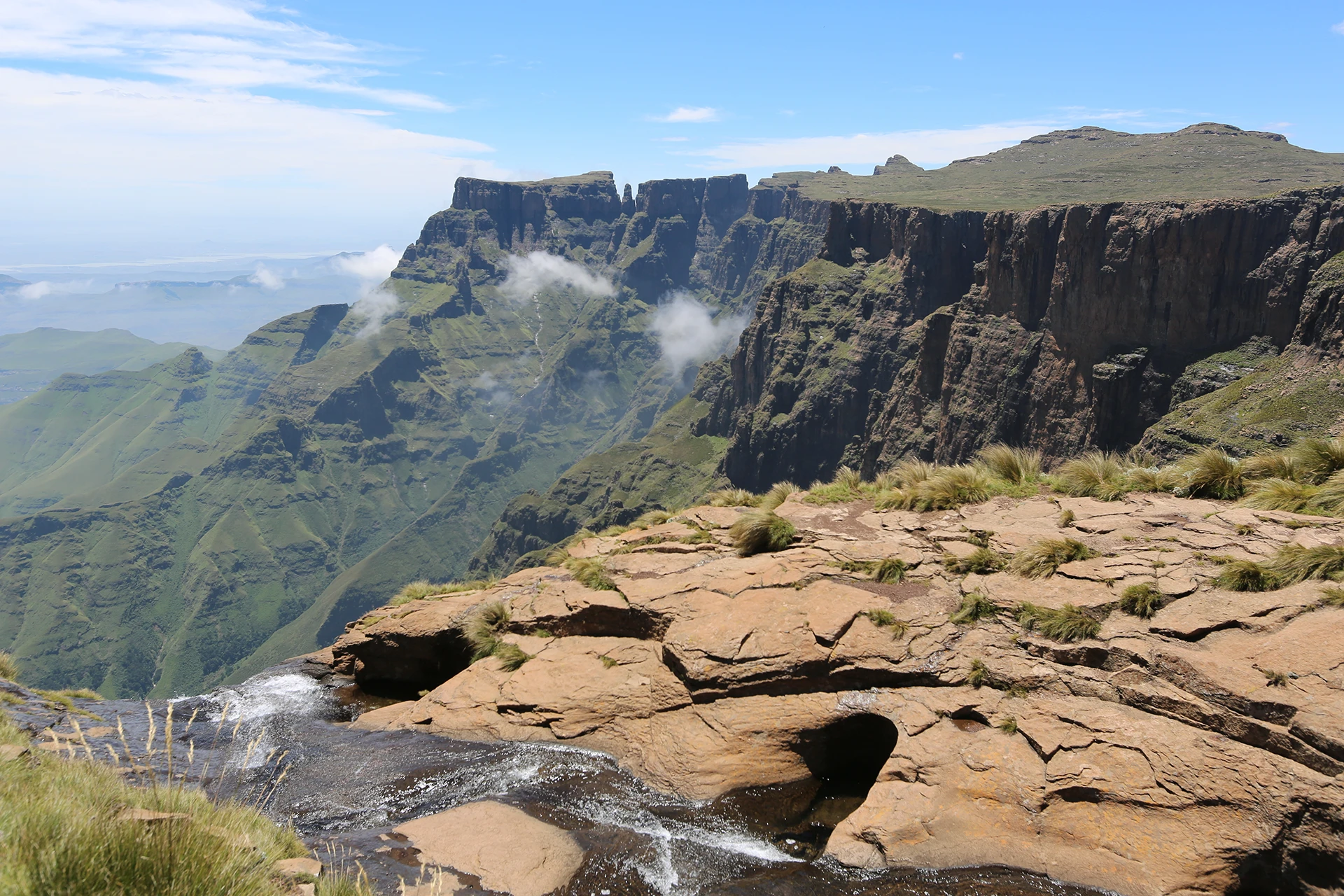 Rotsplateau boven diepe vallei