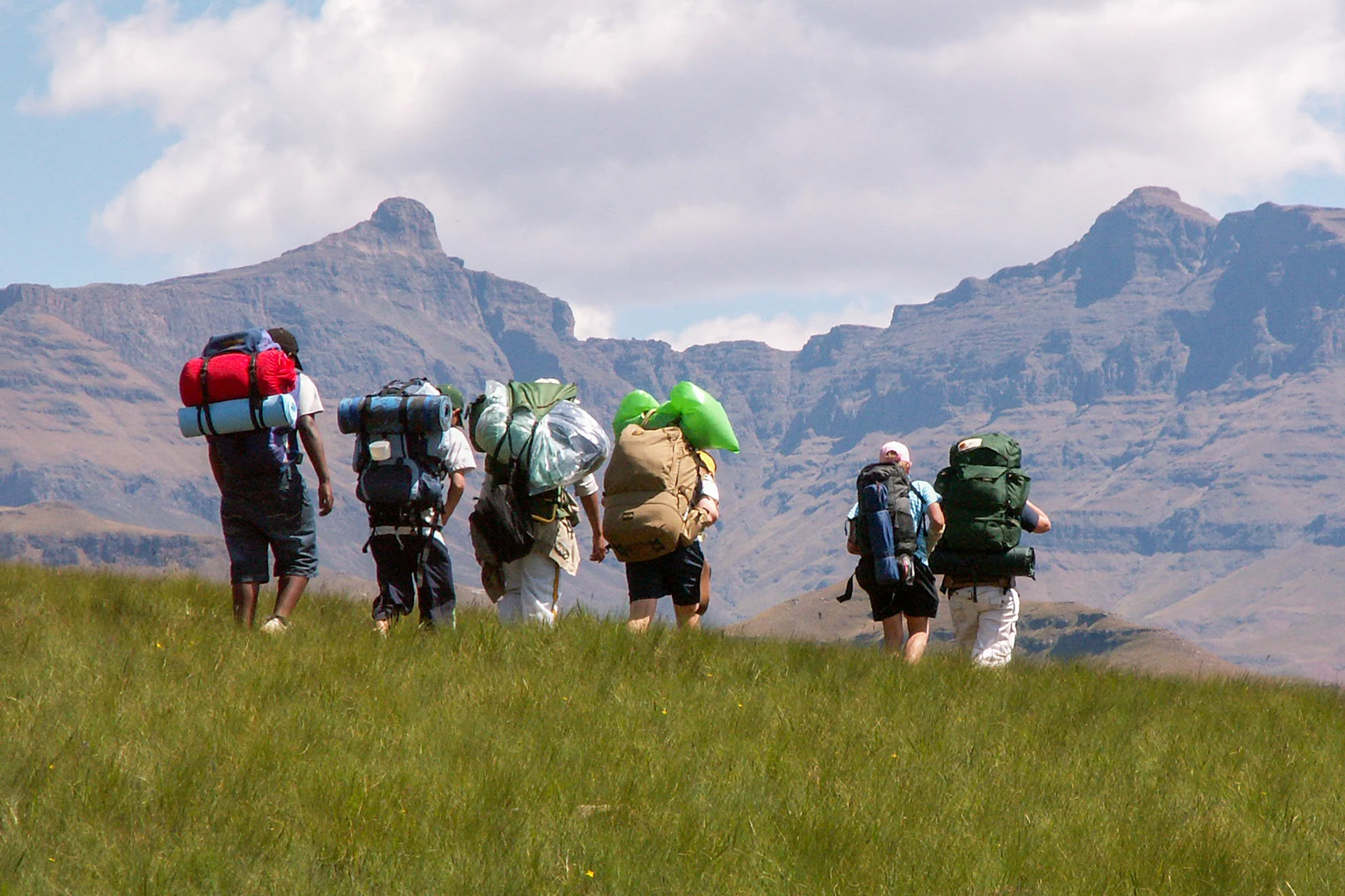 Rotsige heuvels in avondlicht