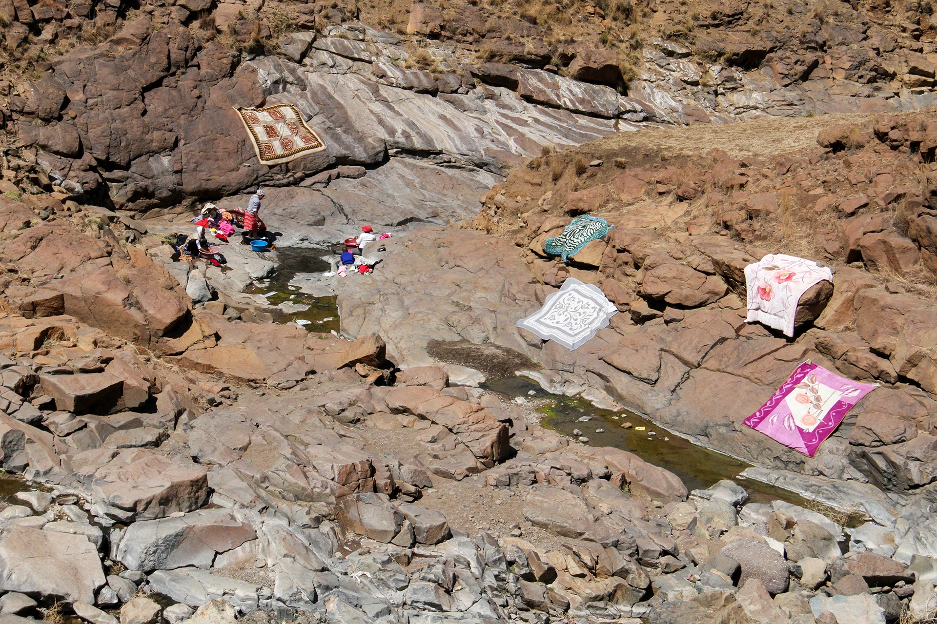 Dorpje met ronde hutten met rieten daken