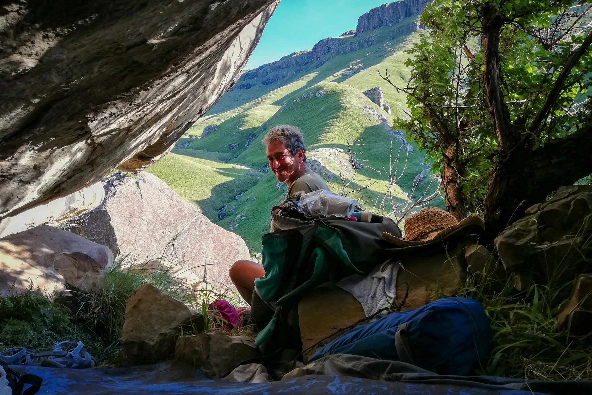 Grote rotspartij waar mensen klimmen