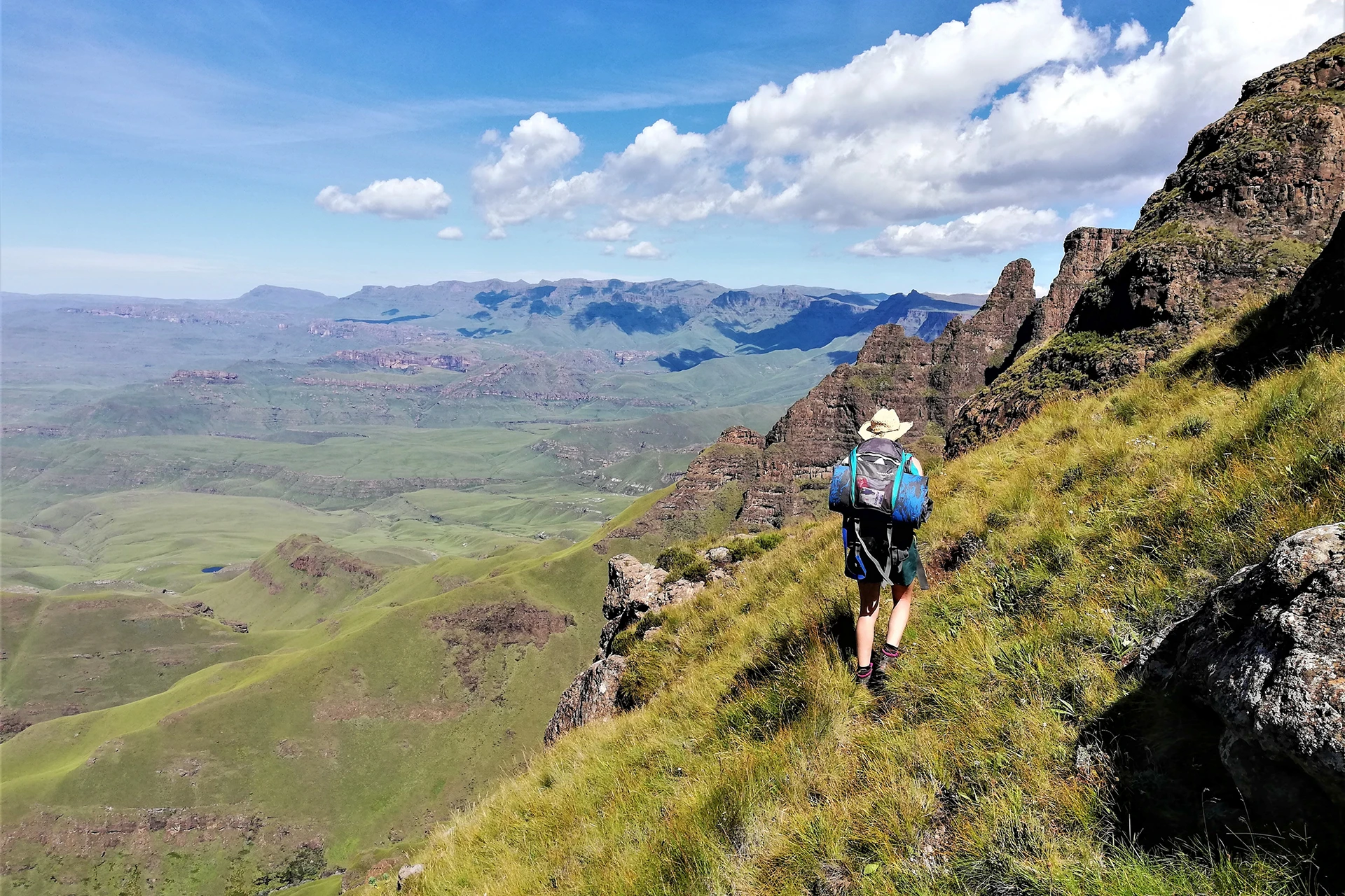 Klimster rust onder een rots in de schaduw
