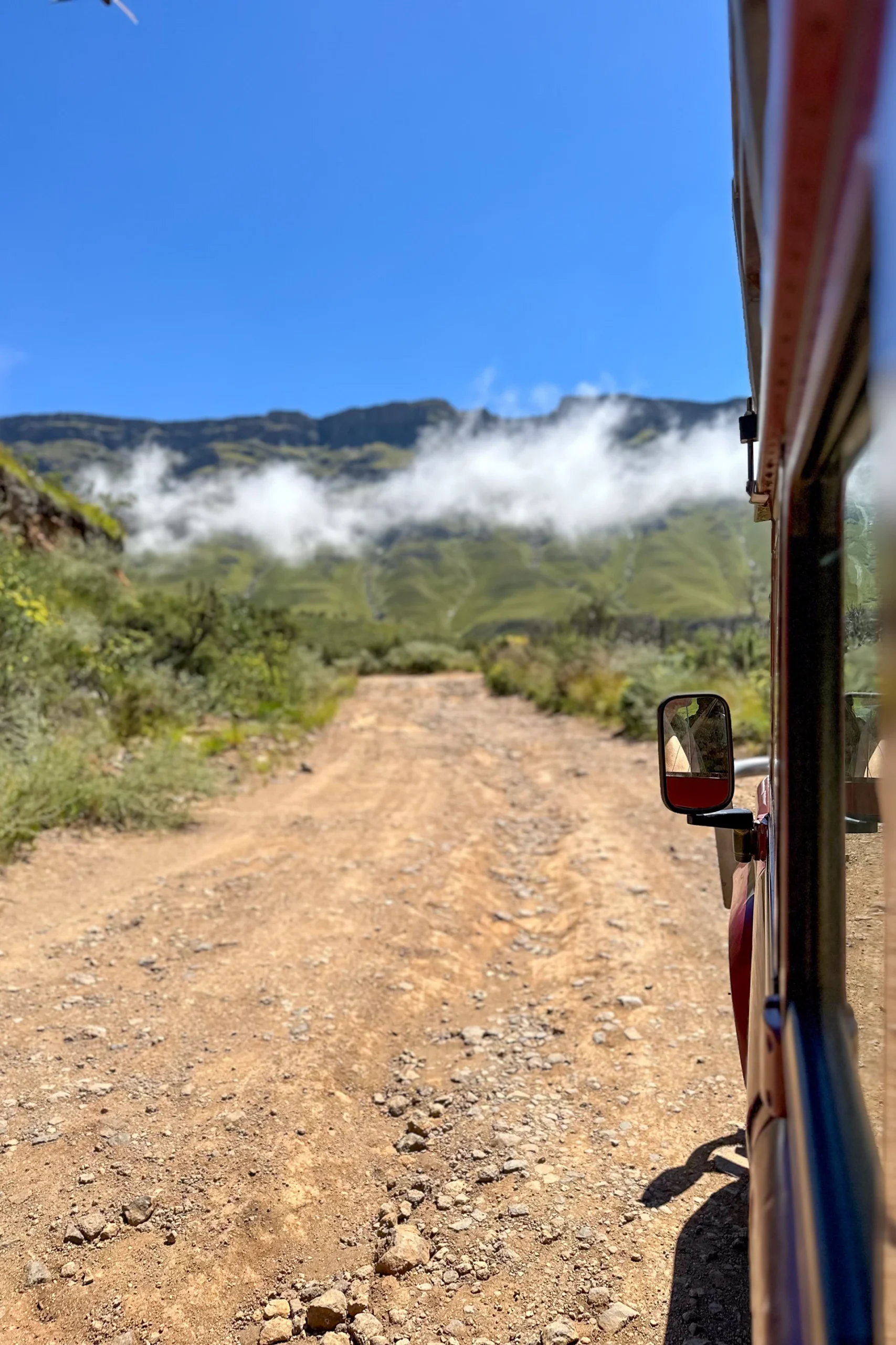 Wandelaar loopt langs steile heuvels