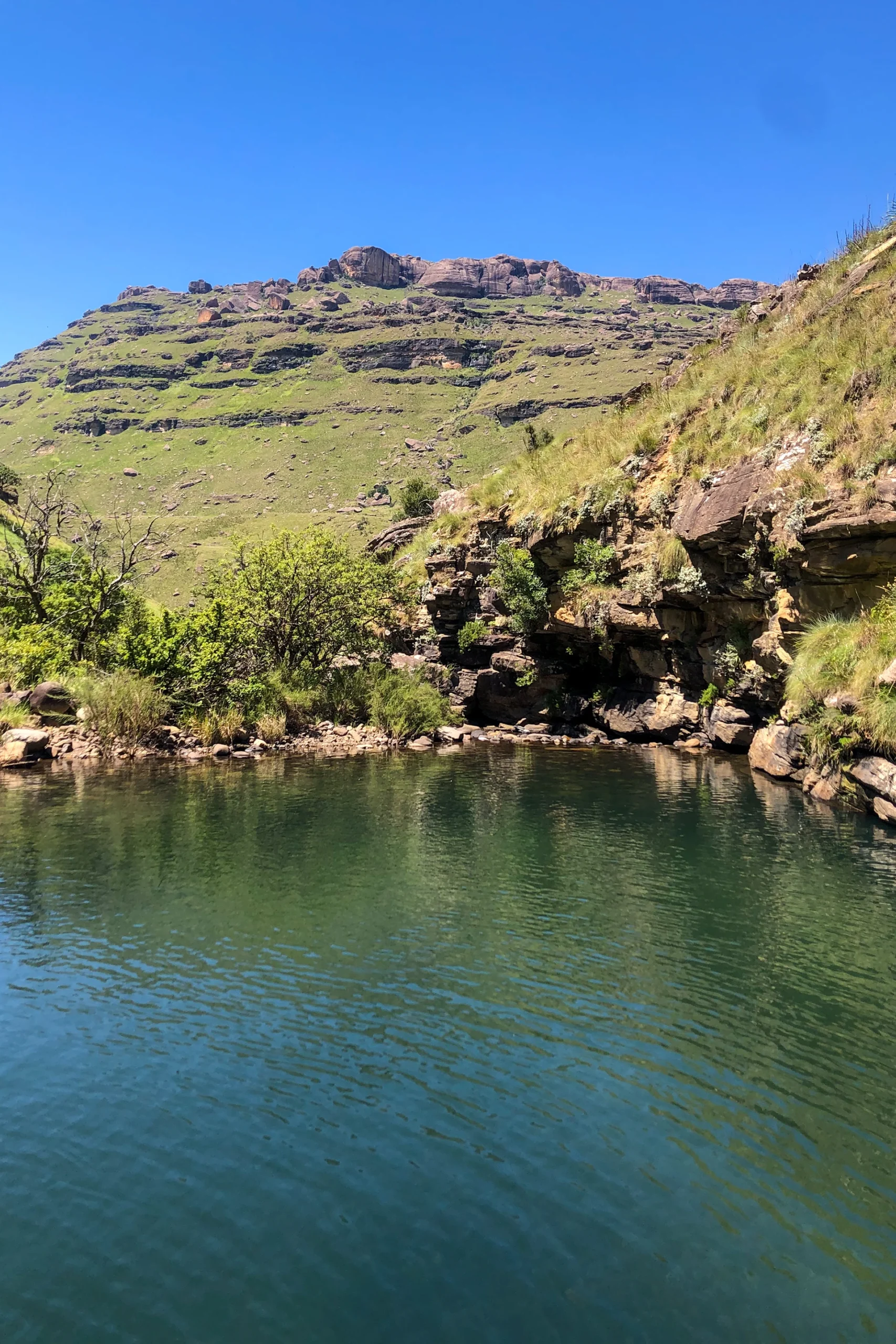 Rustig meer tussen heuvels