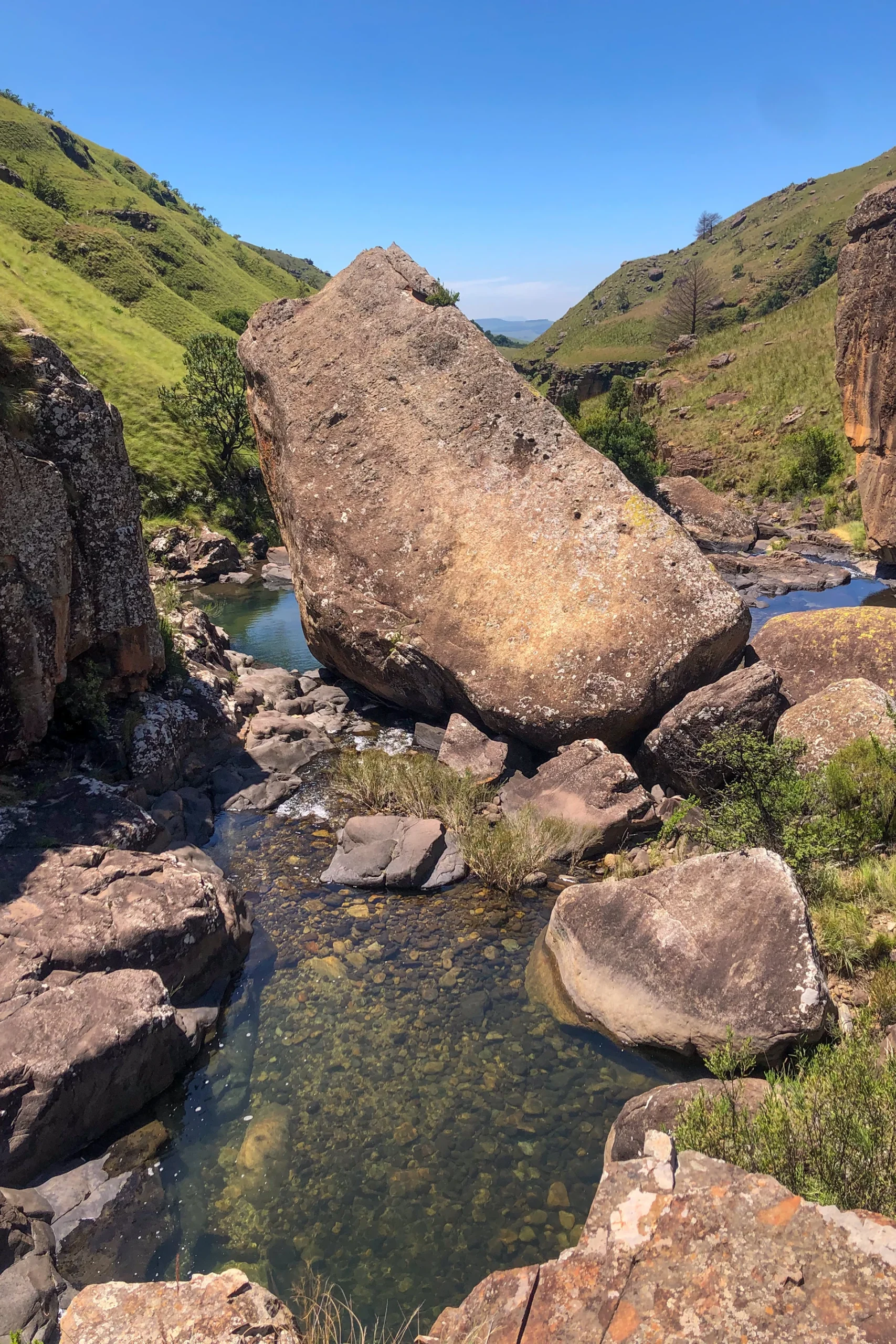 Grote stenen langs een heldere rivier