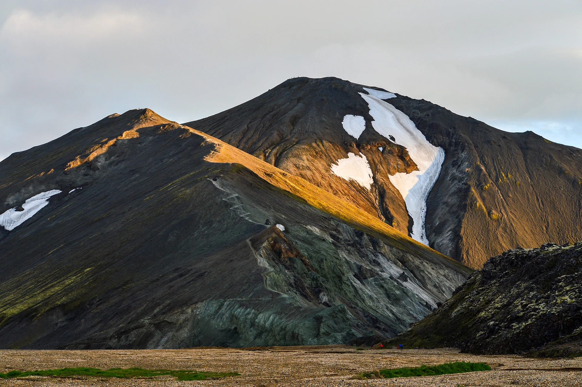 Zwarte bergkam met stroken sneeuw