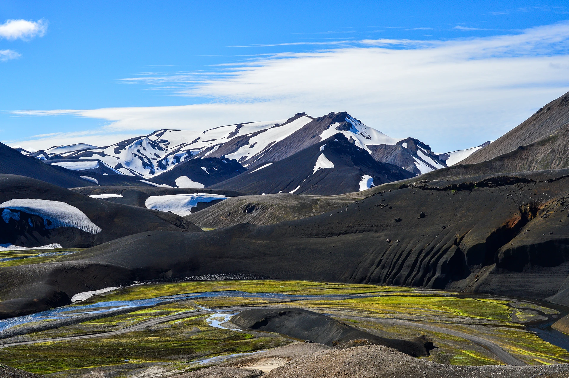 Scherpe besneeuwde bergtoppen in de verte